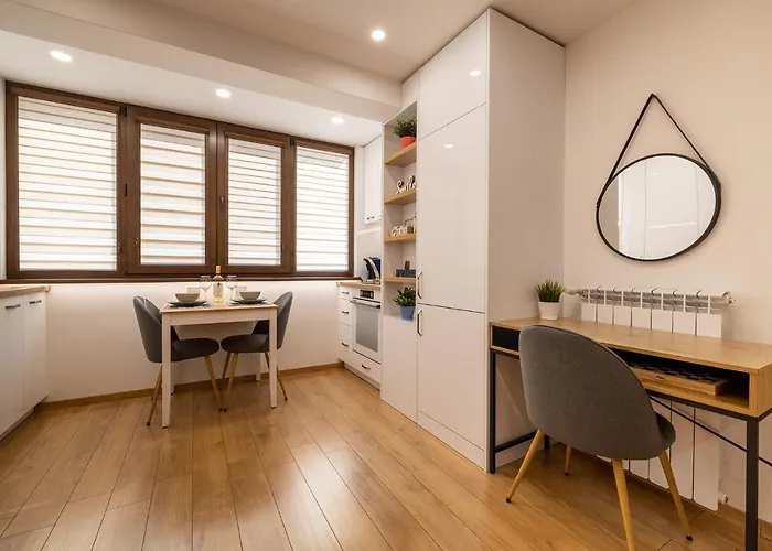 Luxury Living High-end Amenities And Great Location By Flat Mаnager Apartament