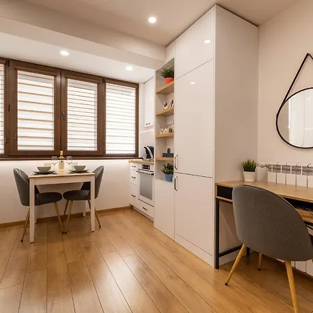 Luxury Living High-end Amenities And Great Location By Flat Mаnager דירה